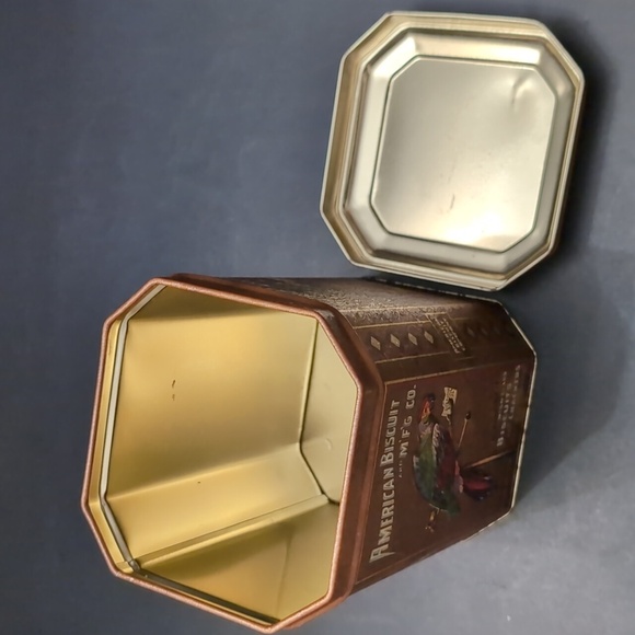 Vintage American Biscuit Tin,Brown With Parrot Design . - Picture 6 of 10